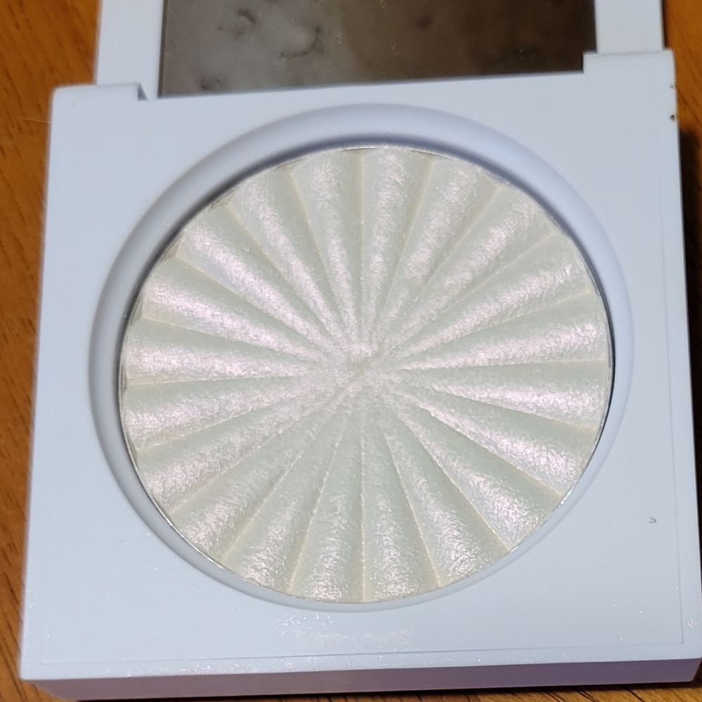 Ofra highlighter in Cloud Nine